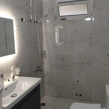 Rafa's Apartment Qeparo