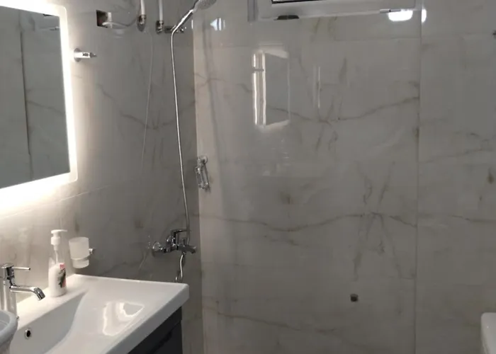 Rafa's Appartamento Qeparo